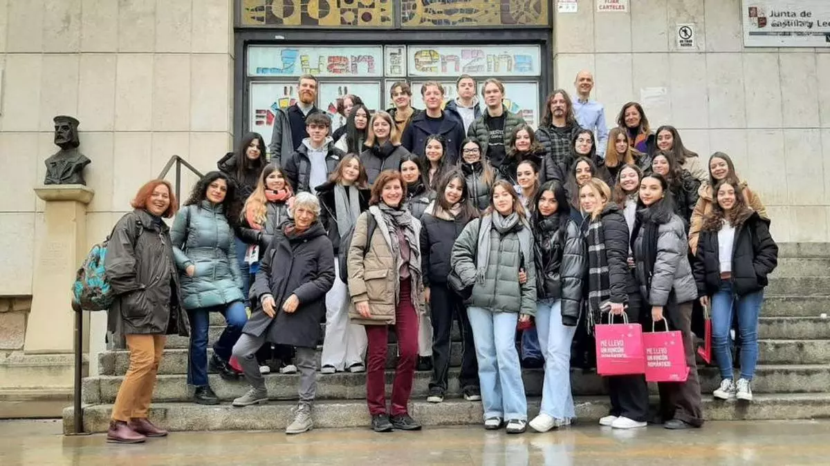 Profesores y estudiantes europeos analizan redes sociales y democracia en el instituto Juan del Enzina de León